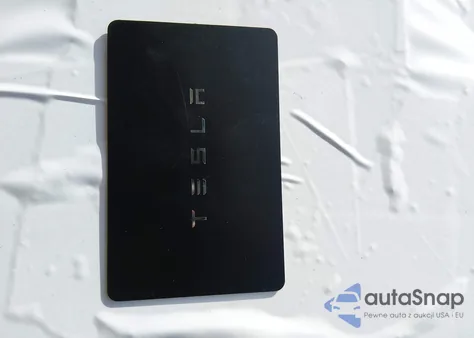 2025 Tesla Model Y Long Range Single Motor Rear-Wheel Drive z USA, uszkodzony, nr VIN 7SAYGDED5SF317278